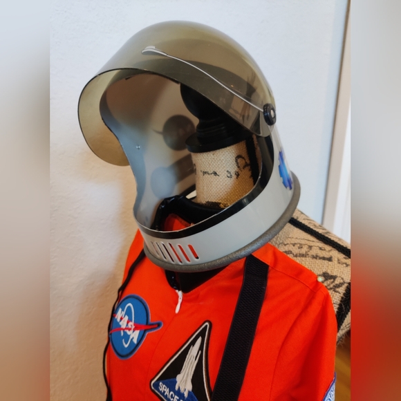 NASA Astronaut with Helmet Playset - Picture 3 of 10